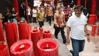 Djarot yang didampingi istrinya, Heppy Farida, tiba di Vihara Dharma Bhakti, Petak Sembilan, Glodok, Jakarta Barat, Sabtu (18/6/2016) sekitar pukul 12.32 WIB.