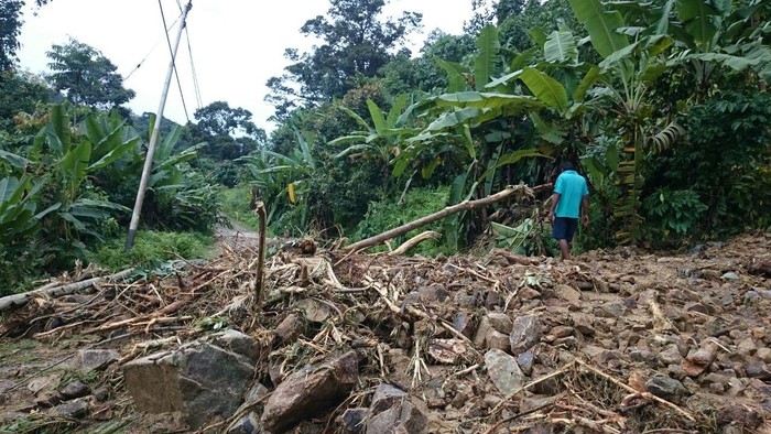 Badan Jalan Tertimbun Longsor,  Desa Sungai Pisang Padang Terisolir