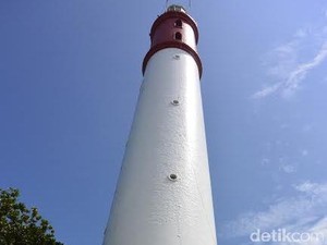 Menapaki Mercusuar Legendaris di Pantai Tanjung Kalian, Bangka