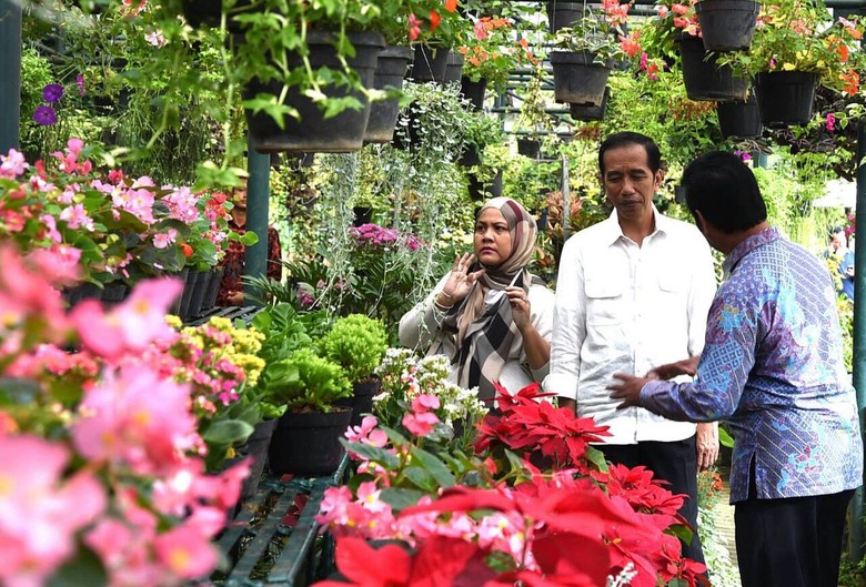 Presiden Jokowi Ngabuburit Bareng Ibu Negara Di Taman Bunga