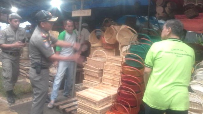 Datang ke Cikini, Camat Menteng Tunda Relokasi Pedagang Parsel di Trotoar