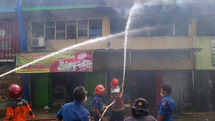Api Masih Berkobar di Pasar Kanjengan Semarang, 11 Kios Hangus