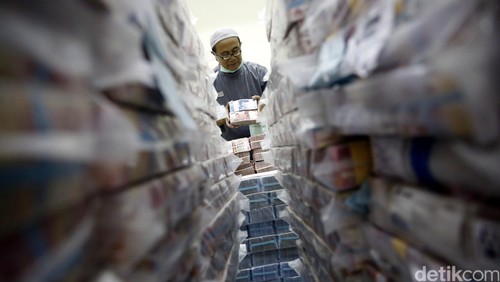 Petugas menyusun uang di Cash Center Bank BNI di Jakarta, Jumat (17/6/2016). Bank BUMN tersebut menyiapkan lebih dari 16.200 Anjungan Tunai Mandiri (ATM) untuk melayani kebutuhan uang tunai saat lebaran. BNI memastikan memenuhi seluruh kebutuhan uang tunai yang diperkirakan mencapai lebih dari Rp 62 triliun atau naik 8% dari realisasi tahun sebelumnya. (Foto: Rachman Harryanto/detikcom)