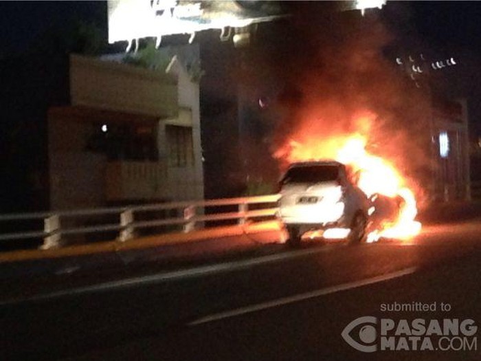 Mobil Terbakar di Tol Dalam Kota Arah Semanggi, Penumpang Selamat