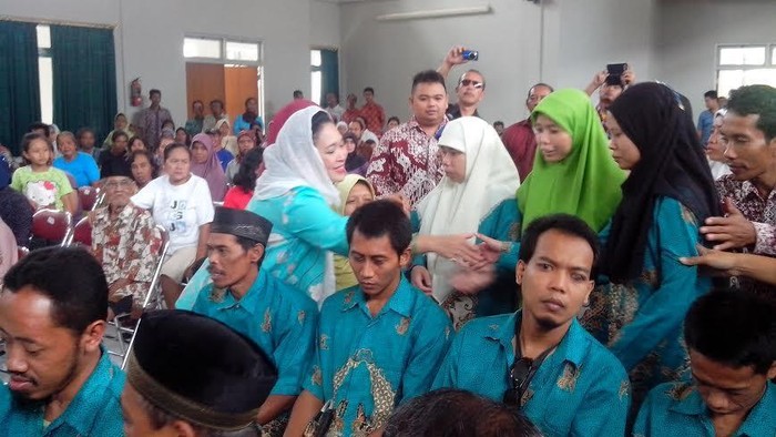 Titiek Soeharto Bagi-bagi Sembako di Yogyakarta