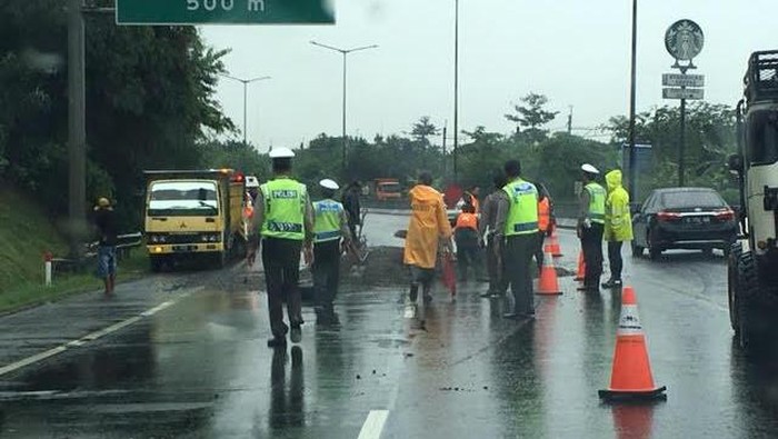 Truk Muatan Batu Terguling di JORR BSD, Lalu Lintas Macet