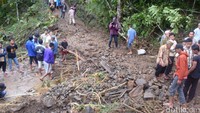Akses untuk menuju lokasi longsor sangat sulit, jalanan berbatu dan terjal sempat menyulitkan tim evakuasi untuk menuju ke lokasi, belum lagi ditambah titik-titik longsoran yang menutup jalan untuk menuju lokasi, membuat tim evakuasi harus berjalan kaki sekitar dua jam.