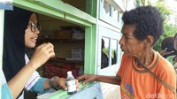 Obat-obat puskesmas disuplai setiap enam bulan sekali dari Dinas Kesehatan Kabupaten Boven Digoel. Hanya saja karena tak ada fasilitas penyimpanan yang baik maka hanya beberapa jenis obat saja yang tersedia. (Foto: Tri Puji Astuti/Facebook)