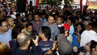Ahok datang ke Kantor Teman Ahok, Graha Pejaten, Pasar Minggu, Jakarta Selatan, Minggu (19/6/2016) pukul 18.30 WIB.