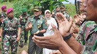 Para prajurit TNI menyambut kedatangan  Panglima TNI di Pulau Rondo.