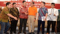 Politisi PDIP Charles Honoris, Relawan Ahok dari Jakarta Center Norman Hadinugroho, Direktur Eksekutif Manilka Research & Consulting Herzaky Mahendra, Bakal Cagub DKI Jakarta Sandiaga Uno, Wakil Sekjen DPP PKB Daniel Johan, Pengamat Pemilu Said Salahuddin, berbicara dalam rilis survei Mengukur Peluang Penantang Ahok di Pilkada DKI Jakarta 2017 di Jakarta, Minggu (19/6/2016).