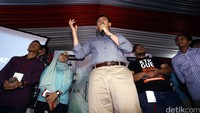 Tak berapa lama, Ahok lantas memberikan sambutan. Terima kasih atas dukungan Teman Ahok. Hari ini sudah terkumpul sejuta KTP, kata Ahok.