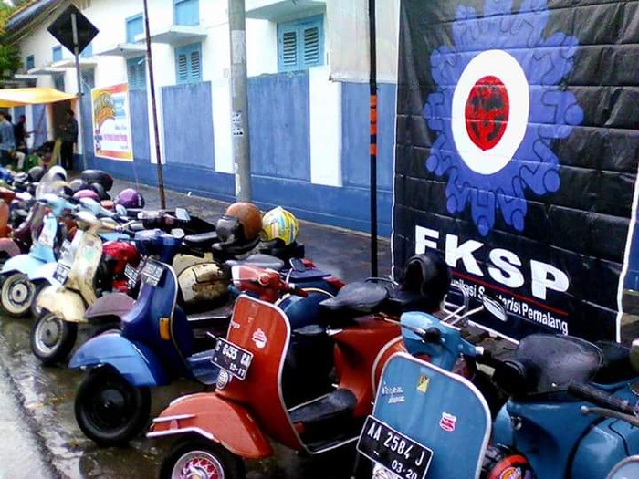 Komunitas Scooterist Bagi-bagi Takjil untuk Pengguna Jalan