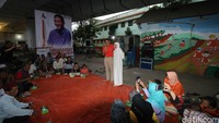 Bakal calon gubernur DKI Jakarta Sandiaga Uno bersama istri Nur Asia Uno menyapa warga dibawah fly over Pekojan, Jakarta Barat.