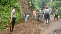 Para korban tersebut tertimbun didua lokasi berbeda.