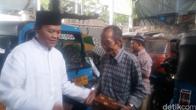 Hidayat Nur Wahid Sapa Tukang Bajaj