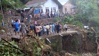 Enam warga Desa Gumelem Kulon, Kecamatan Susukan, Kabupaten Banjarnegara, Jawa Tengah ditemukan meninggal dunia setelah tertimbun material longsor akibat hujan deras.