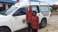 Tantangan geografis yang ada membuat ambulans yang tersedia untuk berjaga-jaga di kabupaten juga sedikit berbeda dari ambulans biasanya. Mobil berpenggerak empat roda dengan ban yang sudah disesuaikan layaknya mobil rally. (Foto: Firdaus Anwar/detikHealth)