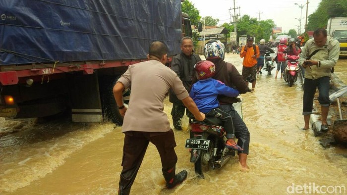 Sungai Blorong Kendal Meluap, Pantura Lumpuh