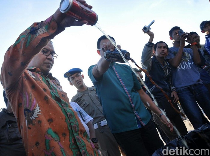 Pemkot Makassar Musnahkan Ribuan Botol Miras