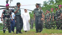 Dalam kunjungan tersebut, Panglima TNI didampingi Ketua Umum Dharma Pertiwi Ibu Nenny Gatot Nurmantyo, Asrenum Panglima TNI Laksda TNI Agung Pramono, Asops Panglima TNI Mayjen TNI Agung Risdhianto, Askomlek Panglima TNI Marda TNI Bonar Hutagaol dan Pangdam Iskandar Muda Mayjen TNI L. Rudy Polandi.