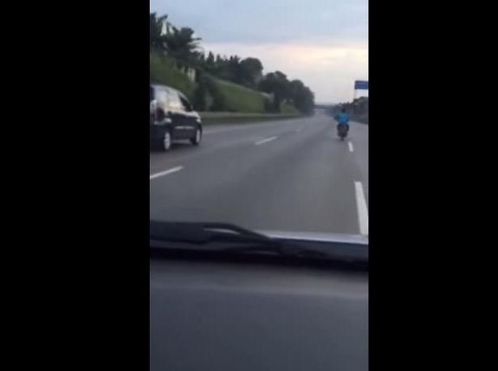 Aksi Nekat Pengemudi Supra 125 Tantang Mobil di Jalan Tol