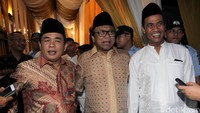 Ketua DPR Ade Komarudin berbincang-bincang dengan Wakil Ketua MPR Oesman Sapta dan Menteri Pertanian Ambran usai acara buka puasa bersama.