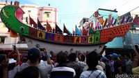 Usai dibuat selama lebih dari sebulan, replika tongkang hari ini akhirnya selesai dikerjakan dan diarak memutari kawasan sekitar Klenteng Ing Hock Khing agar warga bisa melihatnya.