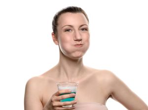 Bukan Buat Mulut, Ibu Ini Malah Pakai Obat Kumur Buat Rendam Kaki
