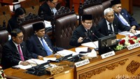DPR sudah mengalami tiga kali pergantian ketua. Ini saat Ade Komarudin menjabat sebagai ketua DPR, dengan jumlah yang masih 5 pimpinan. Foto: Lamhot Aritonang
