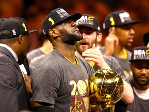 King James Penuhi Janjinya kepada Cleveland
