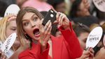Gigi Hadid Merah Memesona