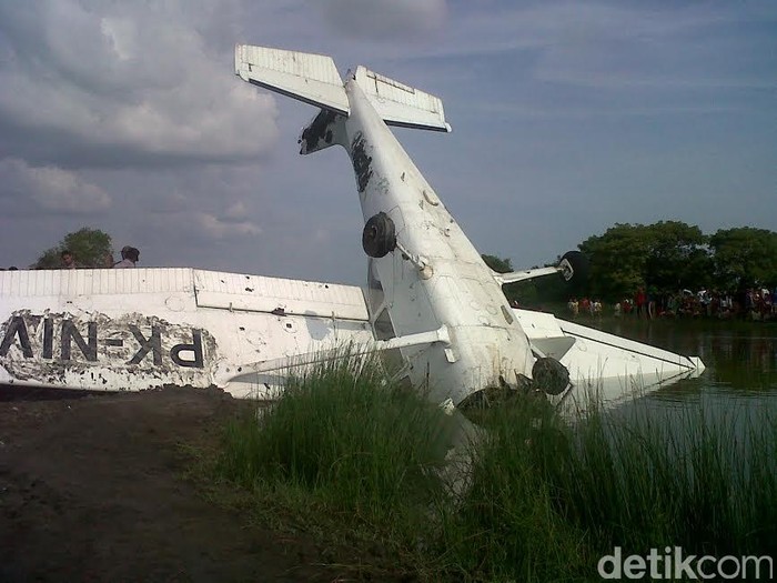 Pesawat Latih ini Jatuh dan Menancap di Tambak di Demak