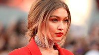 Ia melengkapi penampilannya dengan choker berlian. REUTERS/Peter Power/detikFoto.