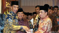Jokowi yang didampingi oleh Jusuf Kalla menyalami Ade Komarudin.