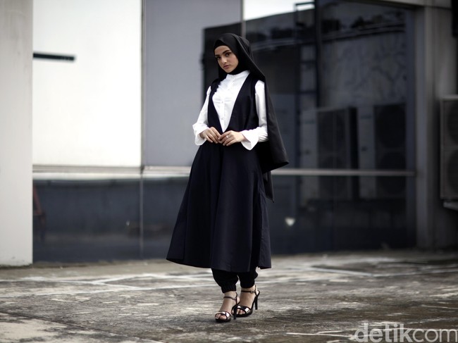 Wardrobe: HIJUP. Fotografer: Reno (Detikcom). Makeup Artist: Wardah Beauty. Stylist: Alissa Safiera & Kiki Oktaviani. Hijab Stylist: Arina Yulistara. Model: Nisma Bahanan
