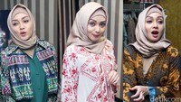 Bagaimana menurut Anda? Baju mana yang lebih cocok untuk Terry? Pool/Ismail/detikFoto.