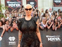 Amber Rose Jadi Korban Kanye West yang Dipaksa Pakai Baju Vulgar