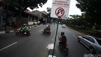 Meski sudah dipasangi rambu dilarang memutar di tempat ini, para pengendara sepeda motor ini tetap nekat untuk memutar dan melawan arah.