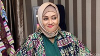 Presenter berusia 36 tahun itu tampak menjajal baju bermotif. Pool/Ismail/detikFoto.