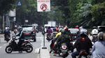 Pemotor Nekat Melawan Arus