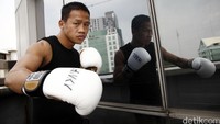 Di rooftop ini Daud menunjukan kebolehannya bertinju.