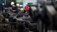 Arus mudik yang tinggal menghitung hari membuat pekerja siang malam merakit kereta.