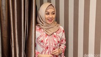 Ia juga memilih gamis putih dengan bordiran merah. Pool/Ismail/detikFoto.