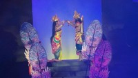 Pertunjukan Tari Kecak serta Bali Agung dipentaskan di Gedung Bali Theatre yang berstandar internasional. Pertunjukan ini melibatkan ratusan penari, serta pemeran figuran yaitu satwa-satwa terlatih dari mulai gajah sampai bebek. (Wahyu/detikTravel)