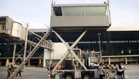 ATC mobile merupakan radar untuk memantau kegiatan di darat wilayah sisi udara (airside). Misalnya untuk pergerakan pesawat, mobil, sepeda motor serta penumpang.