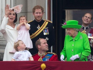 Video Ini Perlihatkan Momen Langka Pangeran William Dimarahi Ratu Inggris
