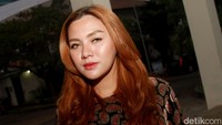 Rambut coklatnya yang panjang dibiarkan tergerai. Pool/Gus Mun/detikFoto.