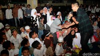 Suasana menjadi semakin meriah saat ia turun dan menghampiri para penonton. Pool/Gus Mun/detikFoto.
