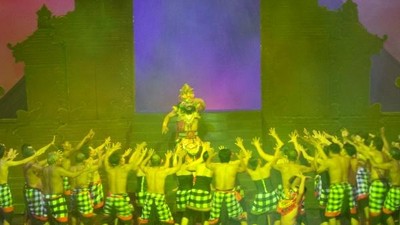 Nonton Tari Kecak di Bali Safari, Keren!